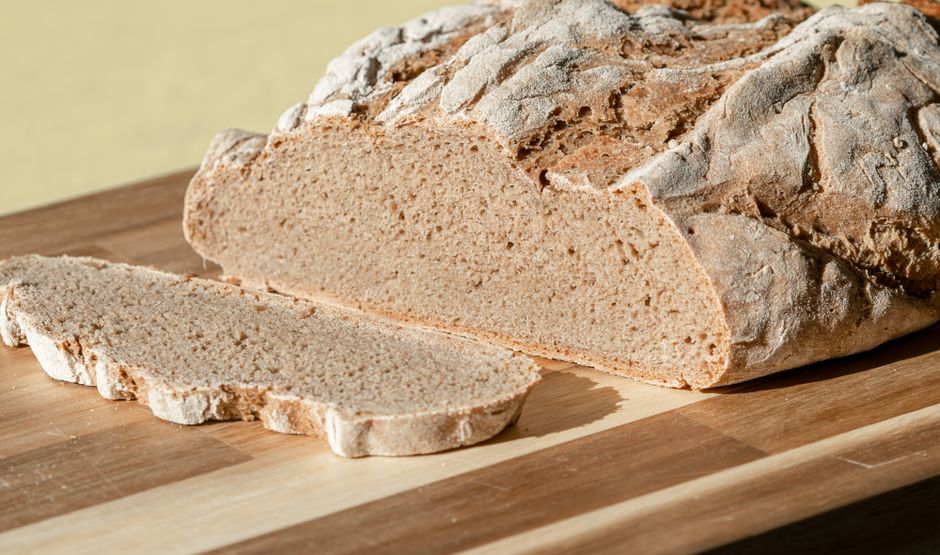 Glutenfritt rågbröd – går det? (recept på rågbrödsliknande limpa)